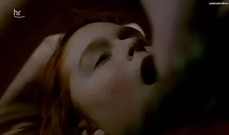 Một cô gái tóc vàng bắt một chàng trai xem phim khiêu dâm trên điện thoại và phim sex nhat ban sub với anh ta