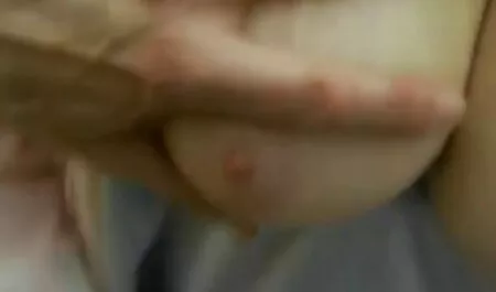Một người đàn bà anh trong một chiếc váy đen phim sex nhật phụ đề dừng lại, cô người yêu trong đít