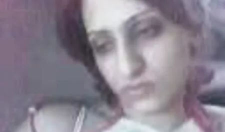 Già, với đôi mắt to, vuốt ve ngực phim sex nhat ban phu de của cô ở phía trước của giật webcam
