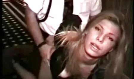 Một sang trọng trẻ, tóc vàng giận dữ phim sex nhat ban thuyet minh với một quý ông và các tinh trên mặt