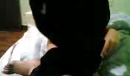 Các chàng trúng trẻ brunetka quay phim của cô với một máy quay video phim sec nhat ban phu de tieng viet
