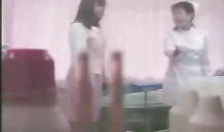 Một phụ nữ cầu xin một người đàn ông hói hào phóng trên ghế, và kiêm trong âm phim sex vietsub nhật bản đạo